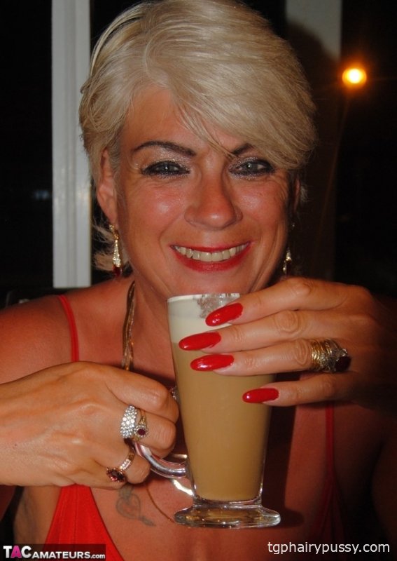 Зрелая женщина Димонти показывает свои большие сиськи и киску на публике