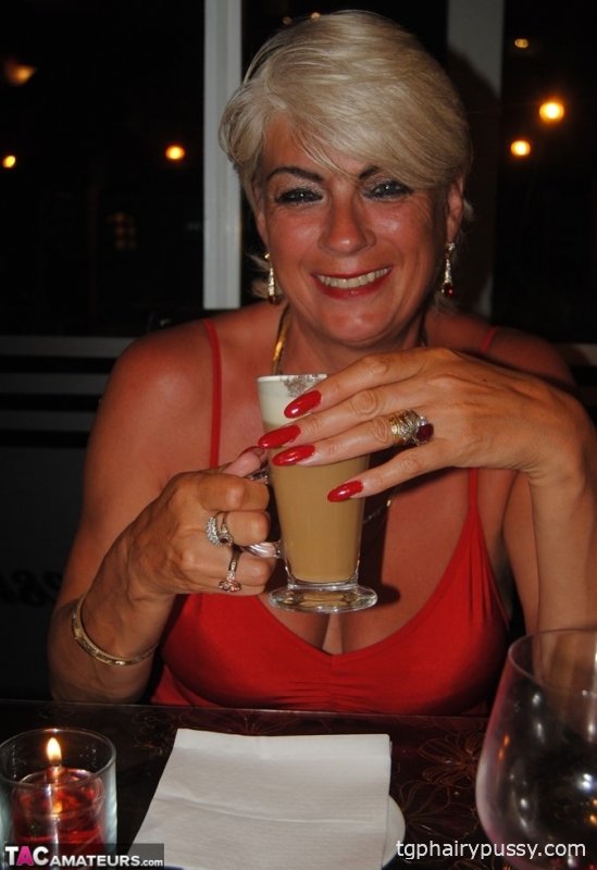 Зрелая женщина Димонти показывает свои большие сиськи и киску на публике