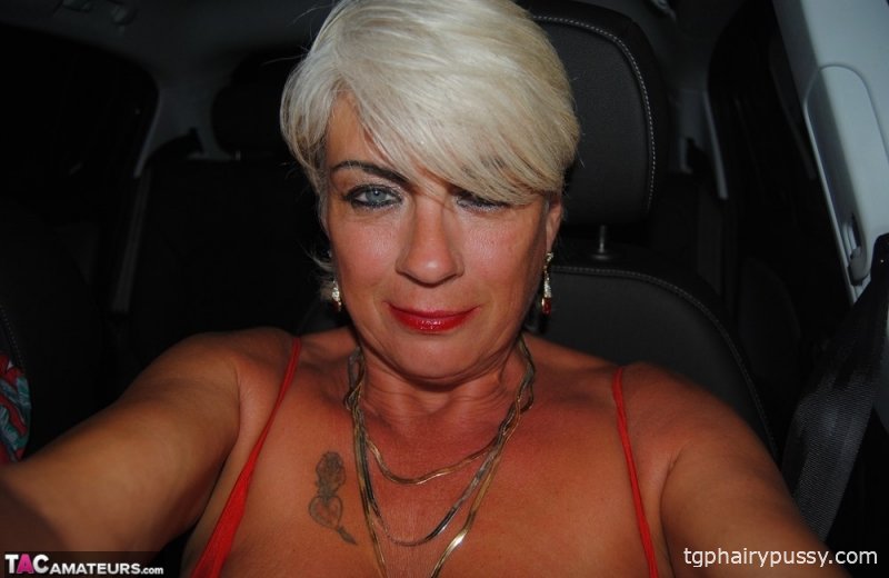 Зрелая женщина Димонти показывает свои большие сиськи и киску на публике