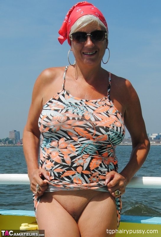 Зрелая женщина Димонти показывает свои большие сиськи и киску на публике