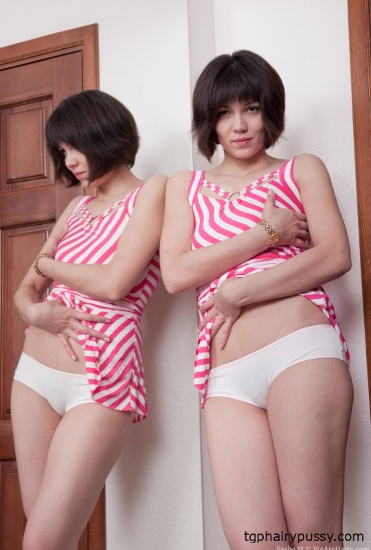 Сочная любительница Саша М раздевается и раздвигает свою волосатую щель перед зеркалом