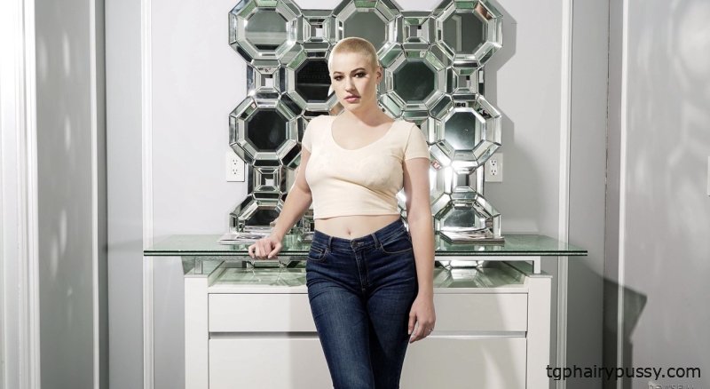 Студентки Райли Никсон и Абелла Дэнджер лижут пизды во время лесбийского секса