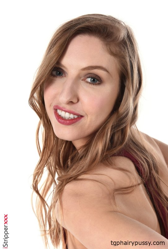 Горячая девушка Джейла Де Анджелис снимает обтягивающее платье перед тем, как трахнуть свою вагину дилдо