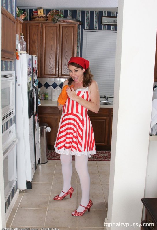 Женщина средних лет Молли Голли скачет на дилдо во время выпечки на кухне