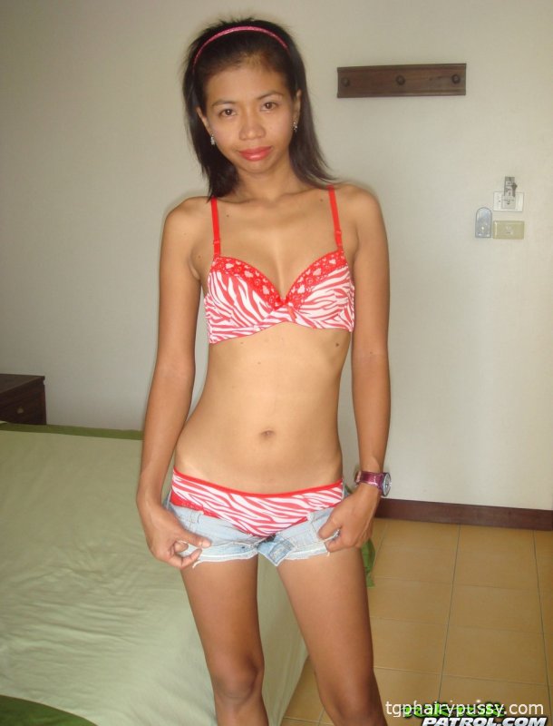 Крошечная тайская девушка Кван лижет и сосет дилдо после того, как раздвинула свою пизду в обнаженном виде