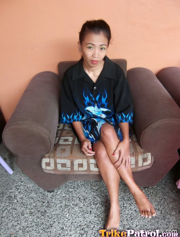 Миниатюрная азиатка позирует обнаженной по завещанию секс-туриста