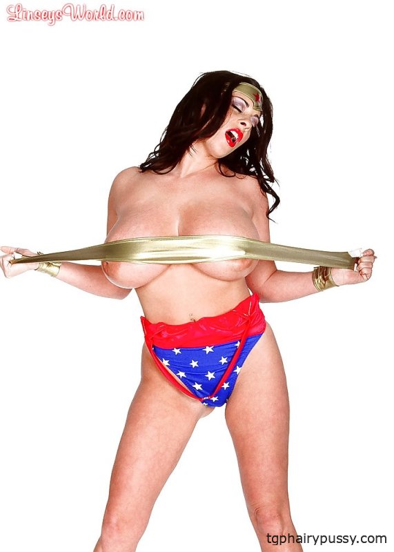 Европейская милфа Linsey Dawn McKenzie грабит Чудо-женщину