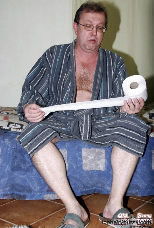 Старый пузатый мужик поимел молоденькую медсестру у себя в квартире