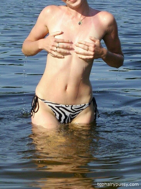 Худенькая Ангелина похвасталась небольшой грудью и волосатой киской