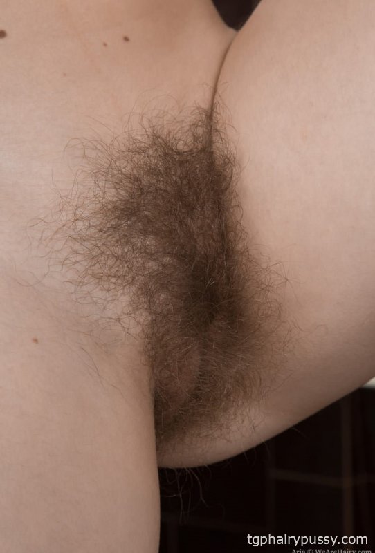 Голая женщина с короткой стрижкой