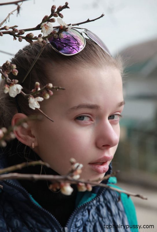 Голая милая девушка в чулках