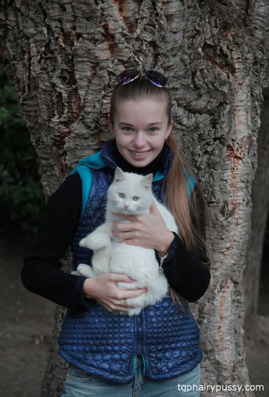 Голая милая девушка в чулках