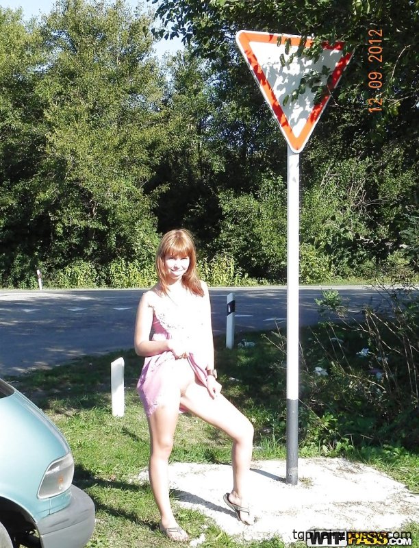 Брюнетка-шлюшка раздевает свои сиськи и киску на улице