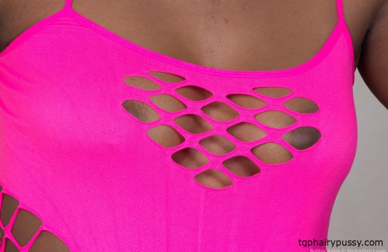 Пухленькая чернокожая Бобби Рейнс показывает свою сочную попку и черную волосатую пизду