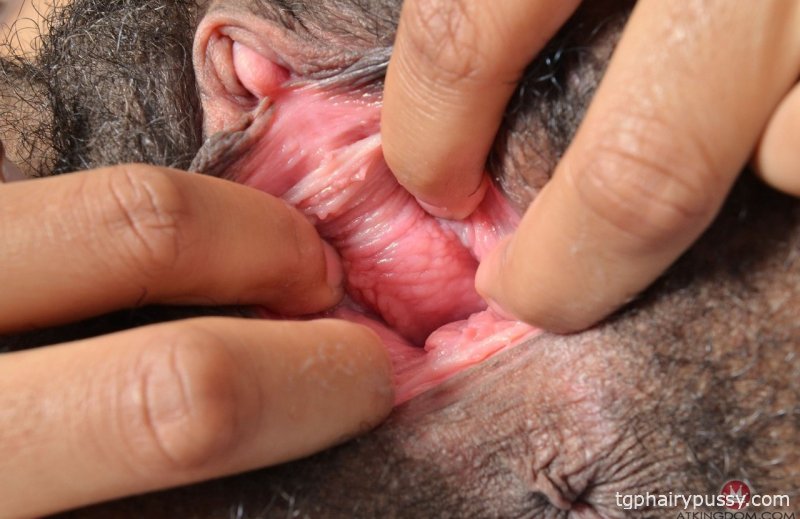 Экзотическая чернокожая девица Оливия Грин показывает свою бесконечную зияющую любовную дырку крупным планом