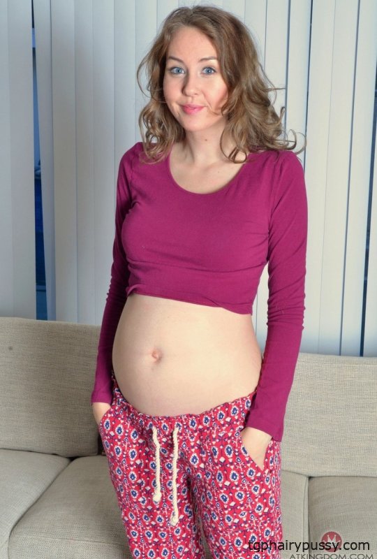 Беременная Аали Руссо восхитительно мокрая, раздвигая свою волосатую киску