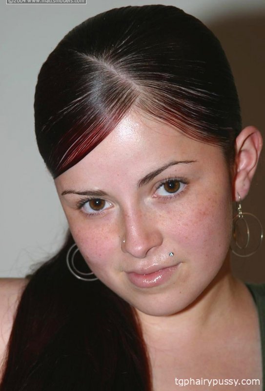 Бруклин в первый раз раздвигает свою розовую пизду после того, как обнажает большие натуральные сиськи